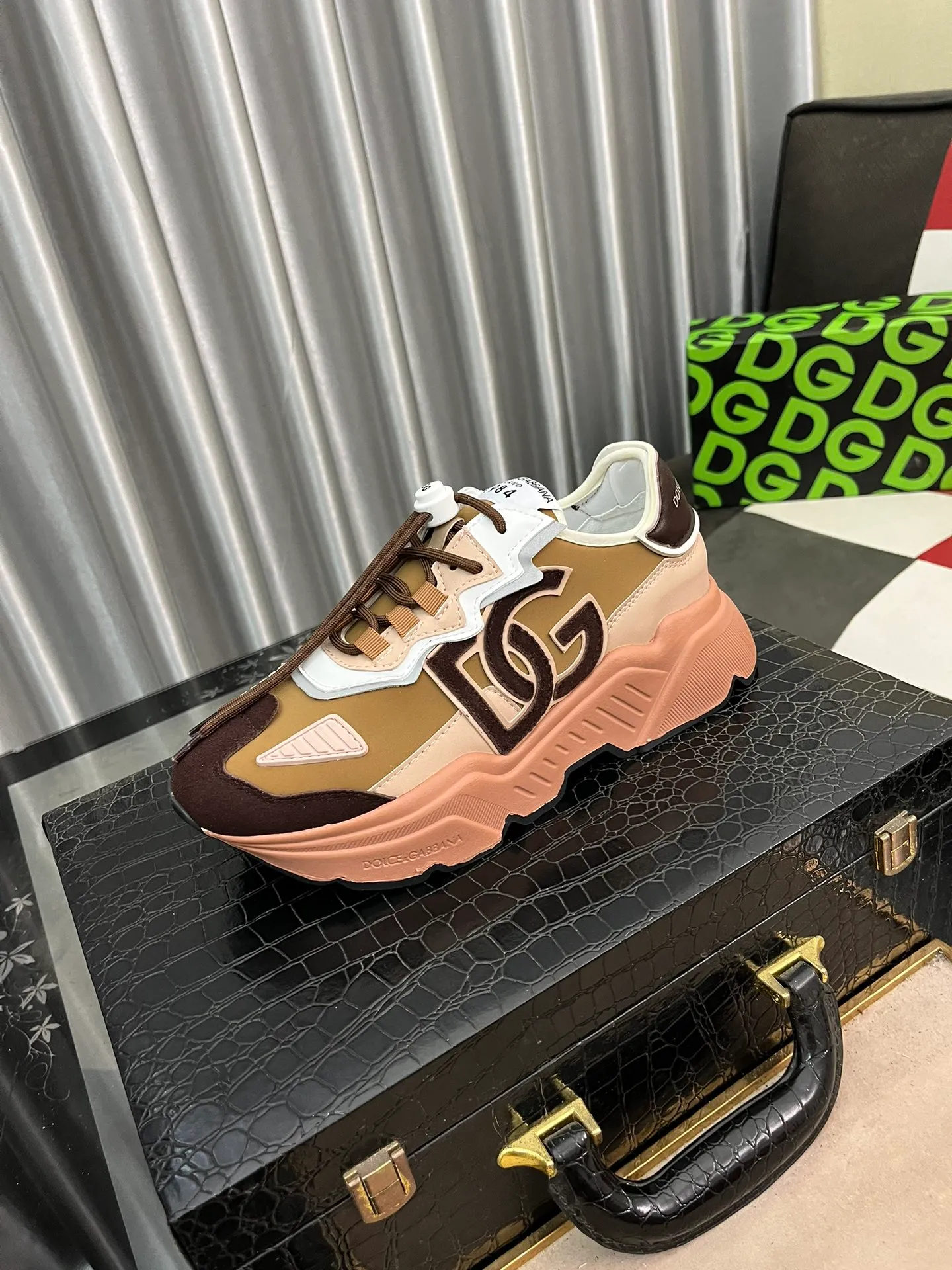 Men's shoes 💰480⌚️⌚️[DOLCE&GABBANA] DG hot style ♦️: Fashionable casual shoes 🇨🇳Official website original 1:1 mold opening, original quality 💯Fine workmanship, high-end luxury ☘The upper is made of imported fly weave, comfortable and breathable, sheepskin foot pads 🌴rubber wear-resistant outsole, comfortable to wear🍍Versatile style, high-grade men. 🤓🤓Number of yards: 38-46
